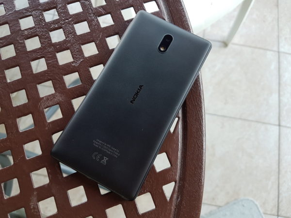 Ekran Nokia 3 je jako sklizav, te mobitel kliže čak i po relativno ravnoj površini